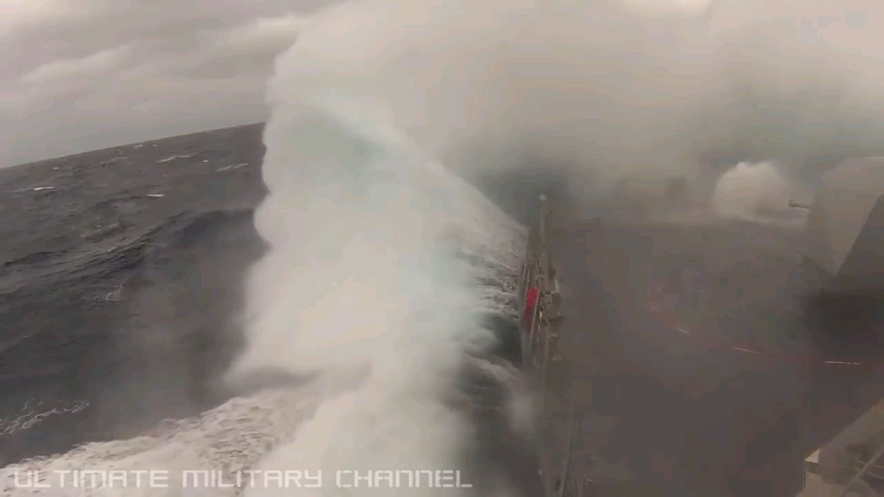 美海军舰艇在东海航行时遭遇强风暴雨